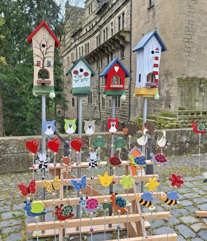 Bunte Gartenstecker mit verschiedenen Tier- und Blumenmotiven.