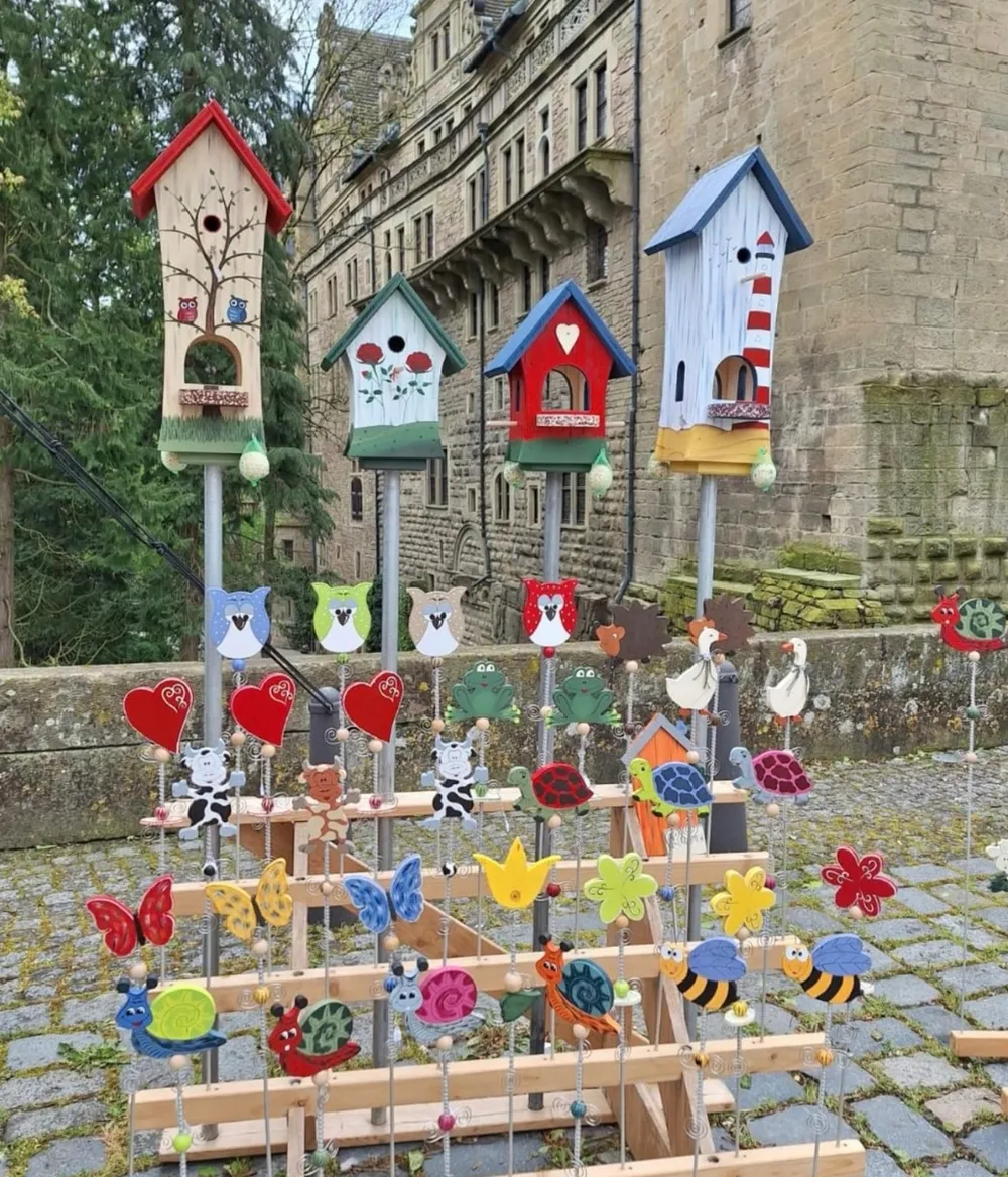 Bunte Auswahl handbemalter Gartenstecker.
